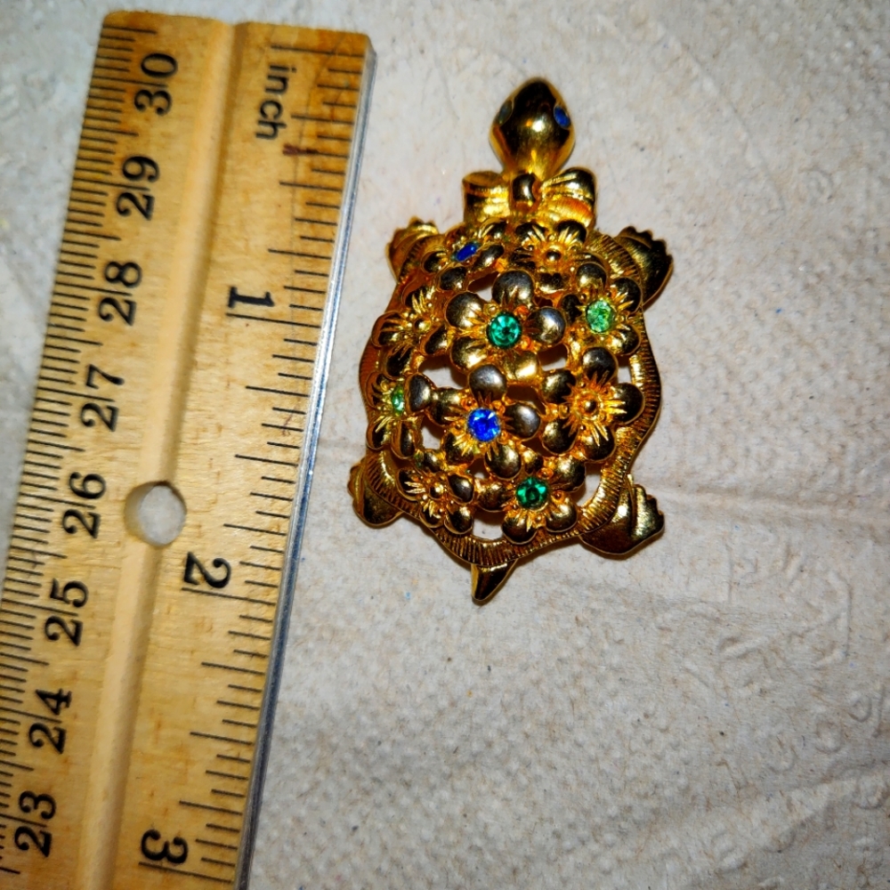 A Vintage Brooch gold tone Turtle